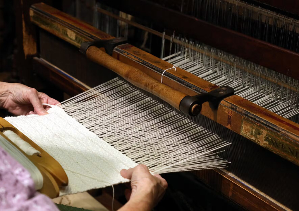 Basic structure of weaving process and loom (weaving machine